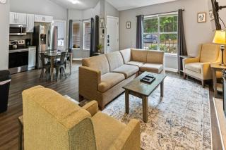 Near Downtown Parks Dining Laid-Back on Leghorn - Savannah - 6