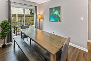Near Downtown Parks Dining Laid-Back on Leghorn - Savannah - 1