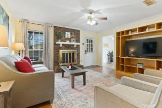 Large Fenced Yard near Midtown- Shamrock Stay - 5