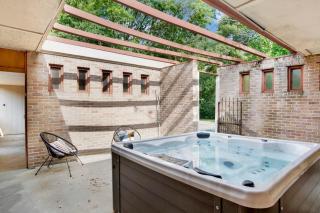 Midcentury Modern - Pool & Hot tub - Retro Retreat - Mobile - 7