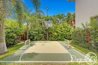 Luxurious Beach Retreat w Heated PoolBasketball - Hollywood - 8
