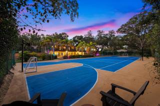 Court Haven Paradise: Your All-In-One Getaway - 9