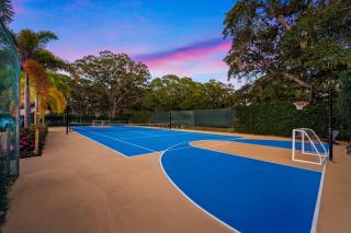 Court Haven Paradise: Your All-In-One Getaway - 2