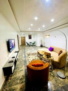 Luxury Oasis 1 - Private En-suite 1 Bedroom in a Shared Apartment in Abuja with Pool, Games, Balcony, and Garden - 6