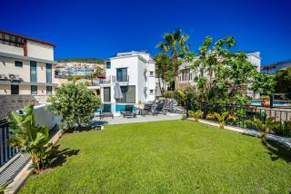 Spacious & private 4-bedroom villa with sea views, centrally located - Kaş - 8