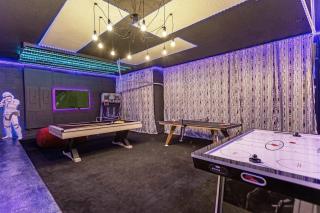 Upstay 32 Guest Mansion - Pool, Hot Tub and Games - 1