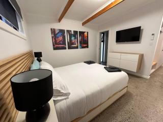 The Hilltop, spacious family retreat with views! - Port Lincoln - 0