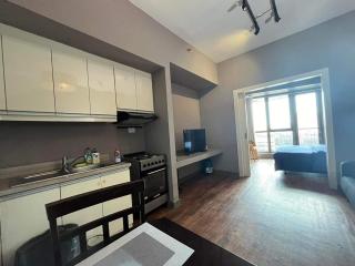 1BR with Balcony KL Tower, Greenbelt near AIM - Manila - 8