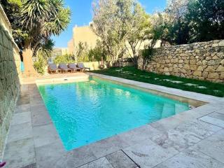 Unique Farmhouse-4 double bedroom, quiet w/views - San Katald - 0