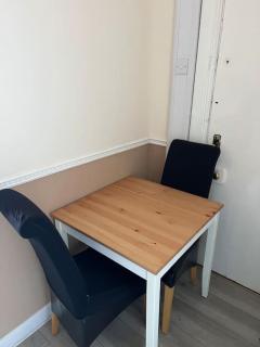 Spacious one bedroom flat w/ parking - 2