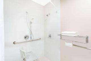 Super 8 by Wyndham National City Chula Vista - National City - 3