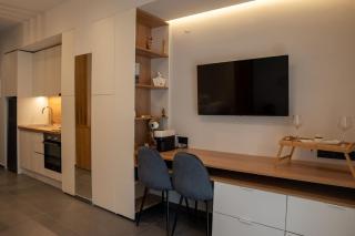 Thessalonian Suite I - 2 Steps from White Tower - 4