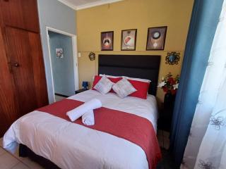 **Oakway Guest Suite**Own Private Separate 1 bedroom,Kitchen, Shower - 2
