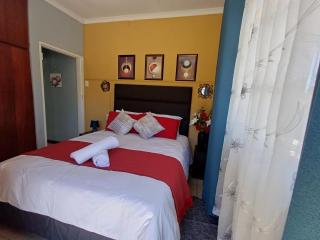 **Oakway Guest Suite**Own Private Separate 1 bedroom,Kitchen, Shower - 1