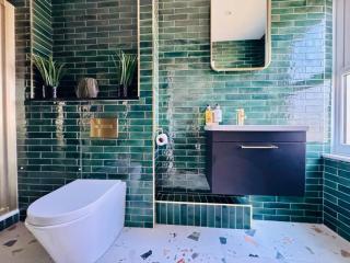 "The Penthouse Newquay" by Greenstay Serviced Accommodation - Spacious 3 Bed 3 Bath Apt with Sea Views, Sun Terrace & Private Parking - Perfect For Families, Small Groups & Business Travellers - 5 Mins To Beaches, Shops & Restaurants - Dog Friendly - Newquay - 8