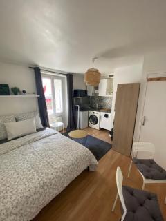 Cozy Projector Home, 6 Min to Metro - Aubervilliers - 1