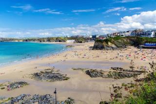 "The Penthouse Newquay" by Greenstay Serviced Accommodation - Spacious 3 Bed 3 Bath Apt with Sea Views, Sun Terrace & Private Parking - Perfect For Families, Small Groups & Business Travellers - 5 Mins To Beaches, Shops & Restaurants - Dog Friendly - 9