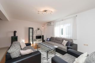 Family Friendly Pool House Ana - Happy Rentals - Bibinje - 5