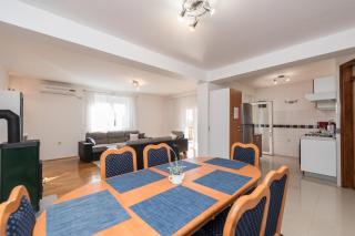 Family Friendly Pool House Ana - Happy Rentals - Bibinje - 3