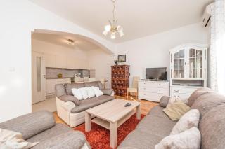 Family Friendly Pool House Ana - Happy Rentals - Bibinje - 1