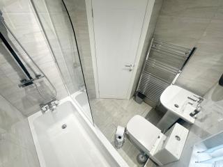 4 Bedroom, Sleeps 8, Free Parking, 5 mins from LFC, 15 Mins City Centre - 2