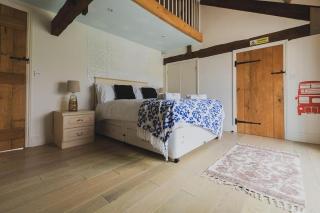 Newmarket Gem 5-Bedroom Home with Game Room and Cozy Spaces - 6