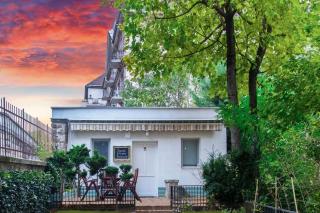 House w/Castle View Garden, Wine, Garage, Netflix - 0