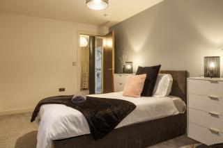 Beautiful 2 Bed With Balcony - 3