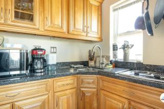 Komffy Waterfront Studio w/King Bed & Free Parking - 5