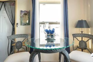 Komffy Waterfront Studio w/King Bed & Free Parking - 6