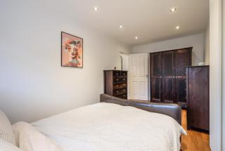 Sleek 2B/1B Retreat in Lindley, Huddersfield - Lindley - 1