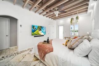 Komffy Studio with King Bed - Hollywood - 0