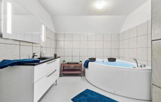 11 Bedroom Pet Friendly Home In Rønde - Rønde - 4