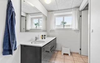11 Bedroom Pet Friendly Home In Rønde - Rønde - 2