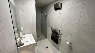 CBD Luxury 2 Bedroom Retreat - 9