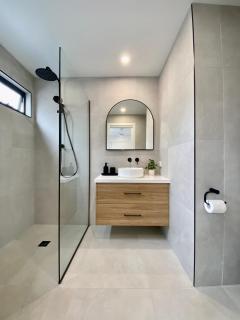 Stunning Lakeside Villa in River Front Resort with Pool - Moama - 5