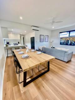Stunning Lakeside Villa in River Front Resort with Pool - Moama - 9