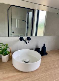 Stunning Lakeside Villa in River Front Resort with Pool - Moama - 2