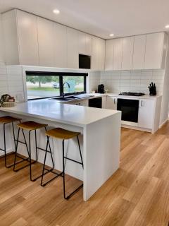 Stunning Lakeside Villa in River Front Resort with Pool - Moama - 8
