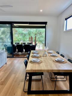 Stunning Lakeside Villa in River Front Resort with Pool - Moama - 6