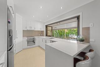 Serene Lakefront Villa with Private Pool - - 4