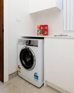 Modern Home in the Heart of Bankstown - Bankstown - 6