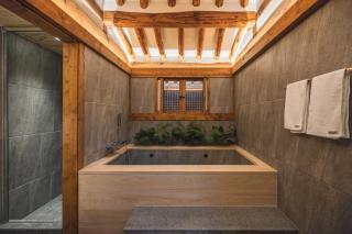 Luxury Hanok Pine Residence - 5