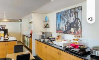 Lovely city apartment with private courtyard, pool, free parking, gym - Perth - 1