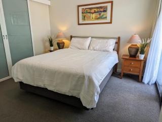 Lovely city apartment with private courtyard, pool, free parking, gym - Perth - 8