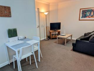 Lovely city apartment with private courtyard, pool, free parking, gym - Perth - 4