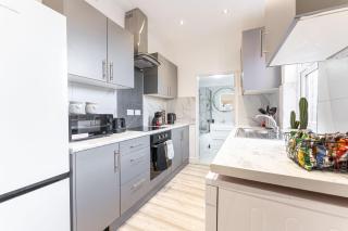 City Centre, Free Parking and Sleeps 8 - 5