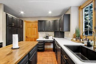 9 BDR Close to Main Street with Secluded Hot Tub - Breckenridge - 2