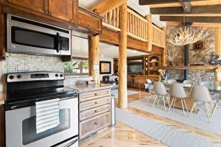 3 BDR Retreat with Stunning Mountain and Forest Views - 4