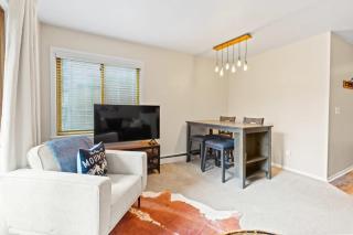 Modern 1 BDR Mountain Escape Stunning Location - 7